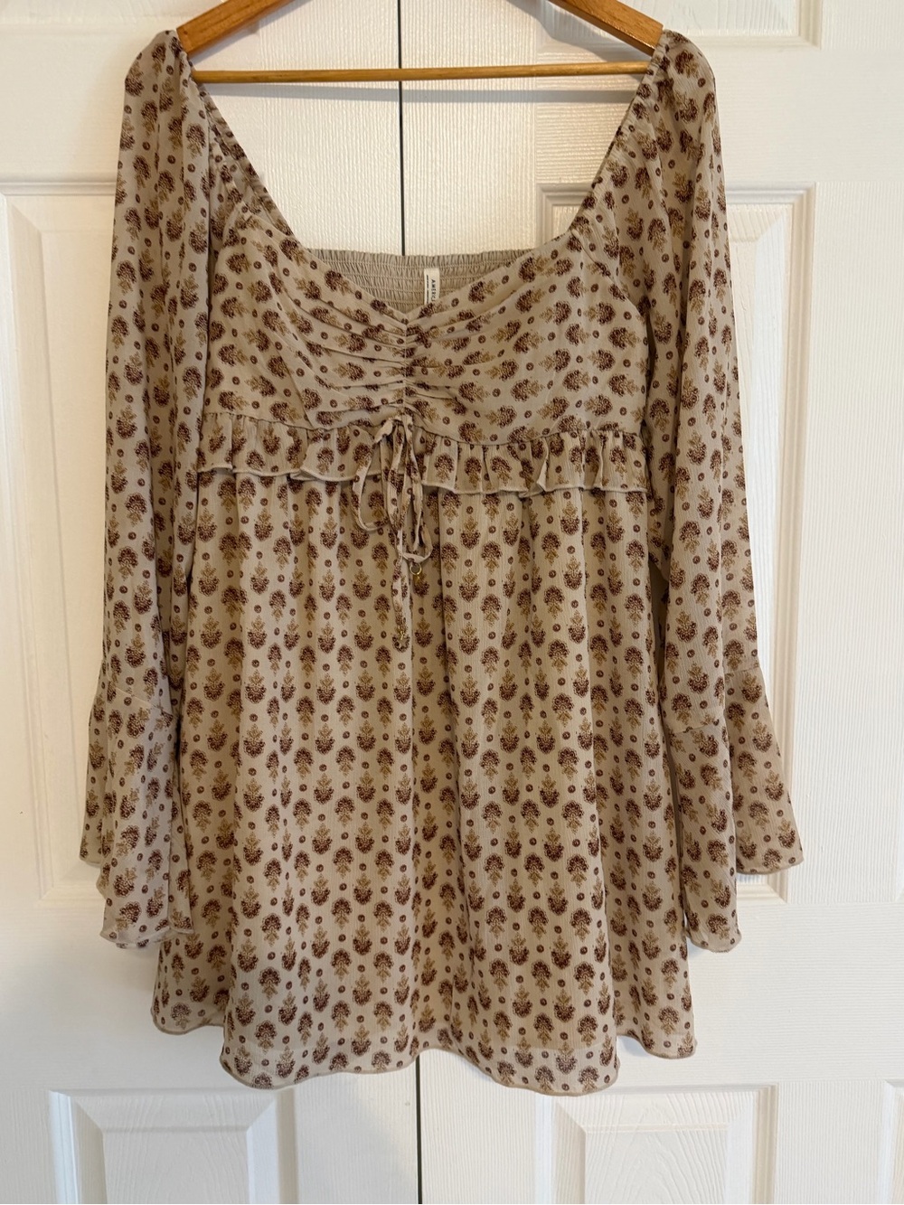 American Eagle Outfitters Beige Floral Tie-Front Peasant Top